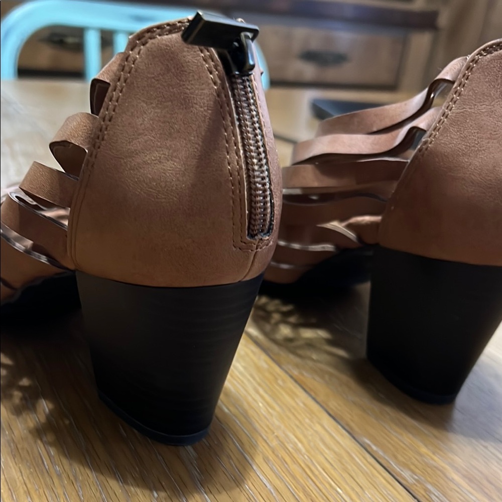 Brown leather heels - Picture 4 of 5